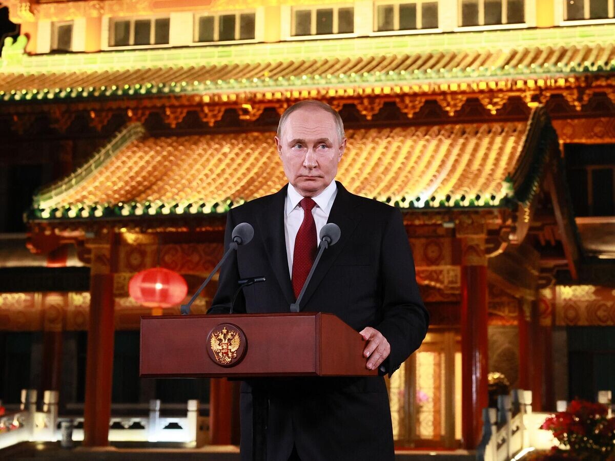    Президент РФ Владимир Путин во время подхода к представителям СМИ в резиденции "Дяоюйтай" в Пекине© РИА Новости / POOL