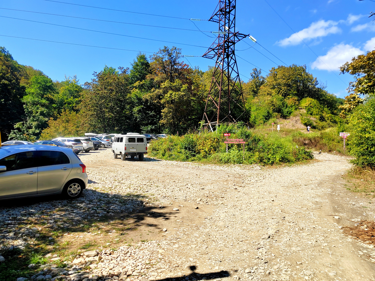 Парковка для посетителей каньона реки Букепка. Фото автора