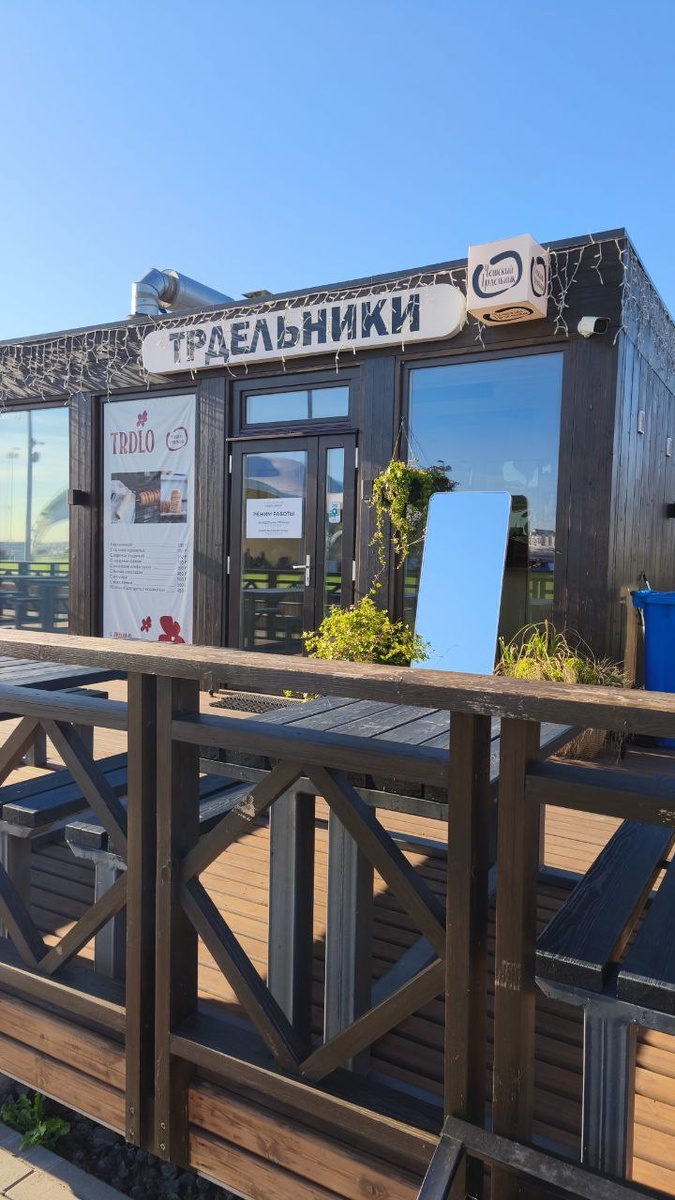 Кафе на территории - Питер, поребрик и коты