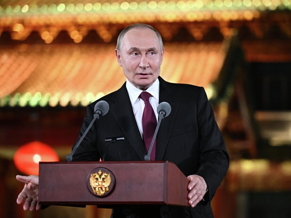    Президент РФ Владимир Путин во время подхода к представителям СМИ в резиденции "Дяоюйтай" в Пекине© РИА Новости / Сергей Бобылев