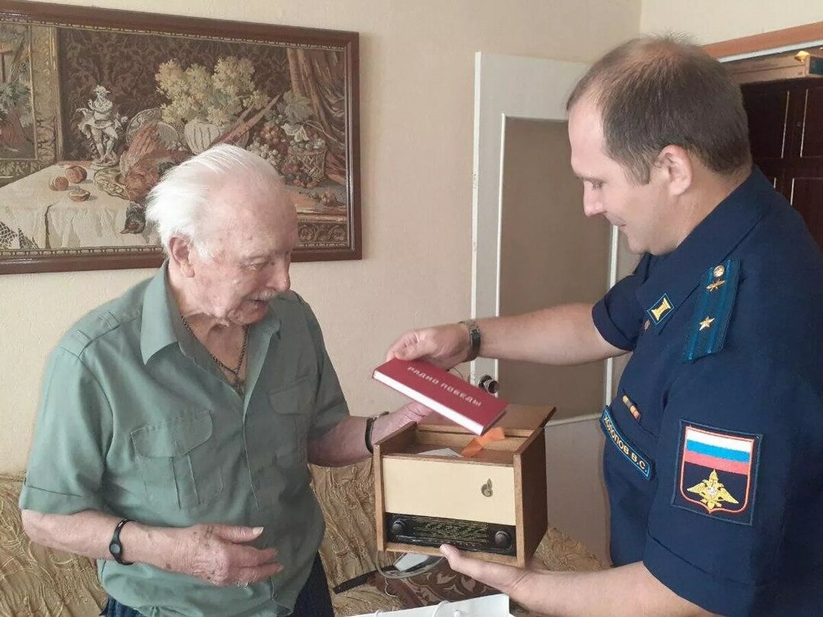 Передача персонального поздравления от Президента РФ В.В.Путина заслуженному ветерану Великой Отечественной войны Владимиру Романовичу Рапацкому © Photo : Social media of Генеральное консульство России в Гюмри
