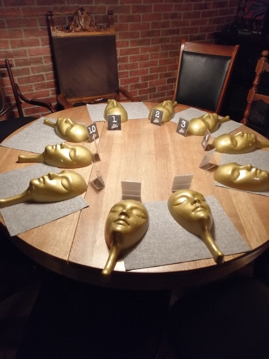 Пример расположения масок и номерков за игровым столом. Как видите, игроки сидят достаточно плотно друг к другу. 