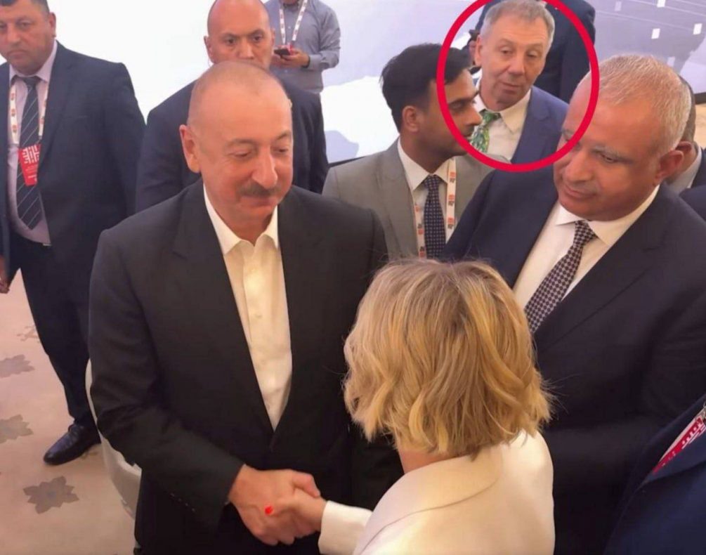   Украинская журналистка вручает Алиеву шевроны нацбатов. В красном круге внимательно слушает, признанный после этого иноагентом политолог Марков*. Фото: кадр видео