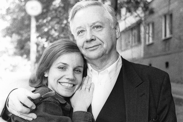    Марина Зудина и Олег Табаков в Саратове, 1994 год / Юрий Набатов/ТАСС