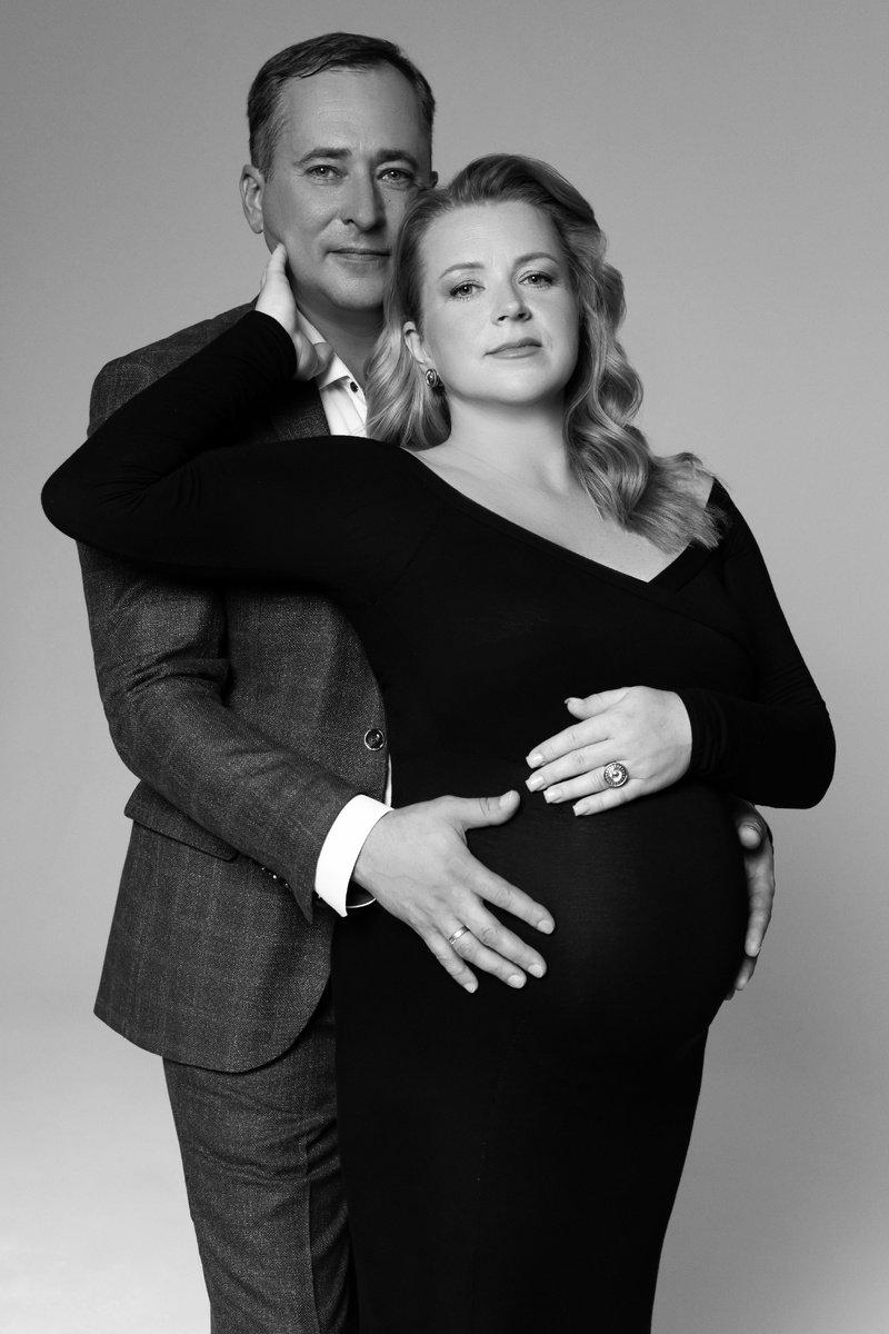 Фотосессия беременности в черном платье