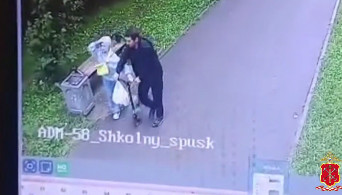 Мигрант уводит ребёнка. Фото: скрин видео с камеры уличного наблюдения.