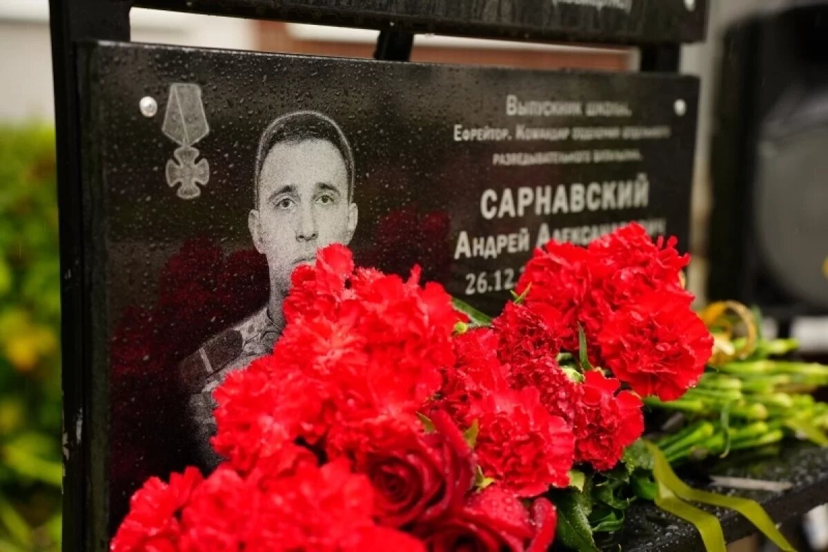    В школе №69 открыли памятный знак в честь погибшего на СВО выпускника