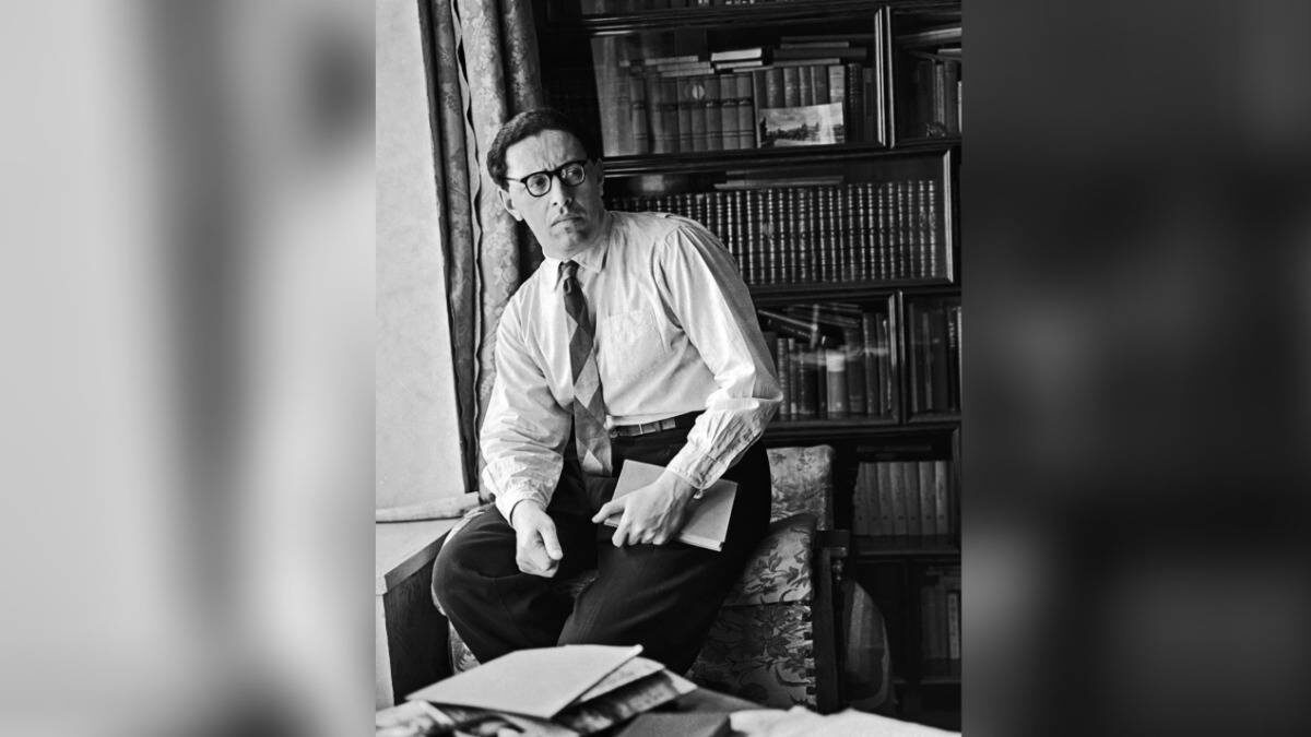    Писатель Юрий Трифонов в рабочем кабинете / Фото: Михаил Озерский / РИА Новости