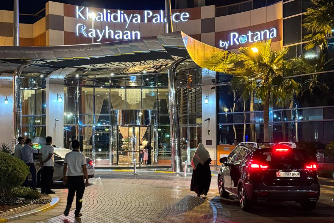 на фото: отель Khalidiya Palace Rayhaan by Rotana