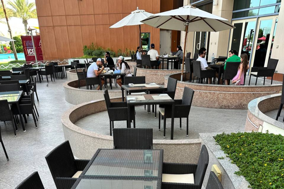 на фото: территория отеля и кафе на улице