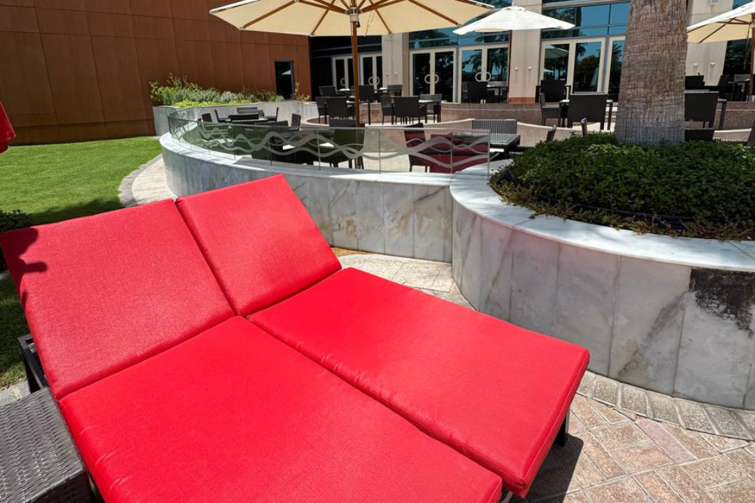 на фото: лежаки у бассейна отеля