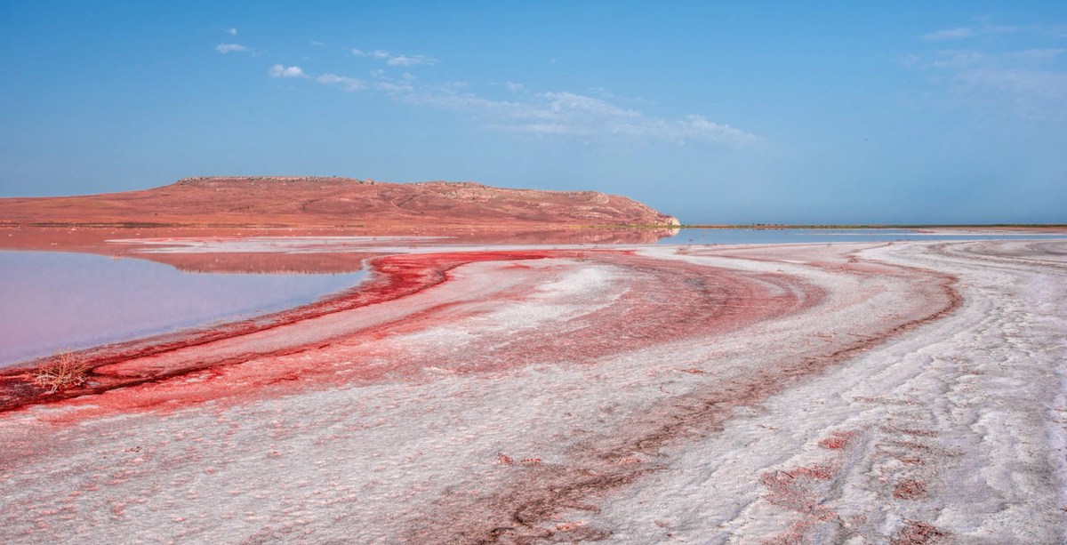 Необычные воды Кояшского озера. Источник фото: www.shutterstock.com