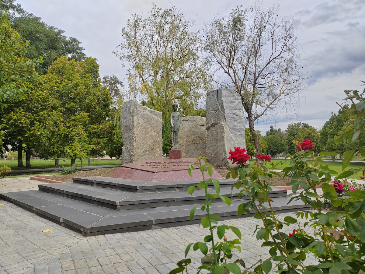 Памятник студентам и преподавателям АГТУ, погибшим в Великой Отечественной войне. Астрахань, 2025 г. 