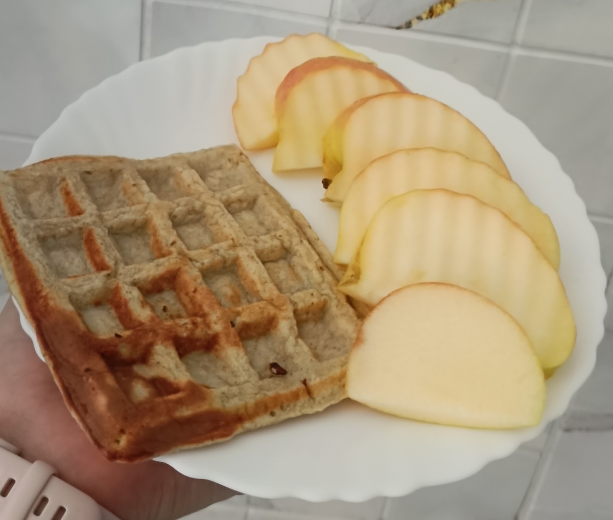 2 яйца, 1 банан, 4 ст ложки овсянки, щепотка соли и корицы. 