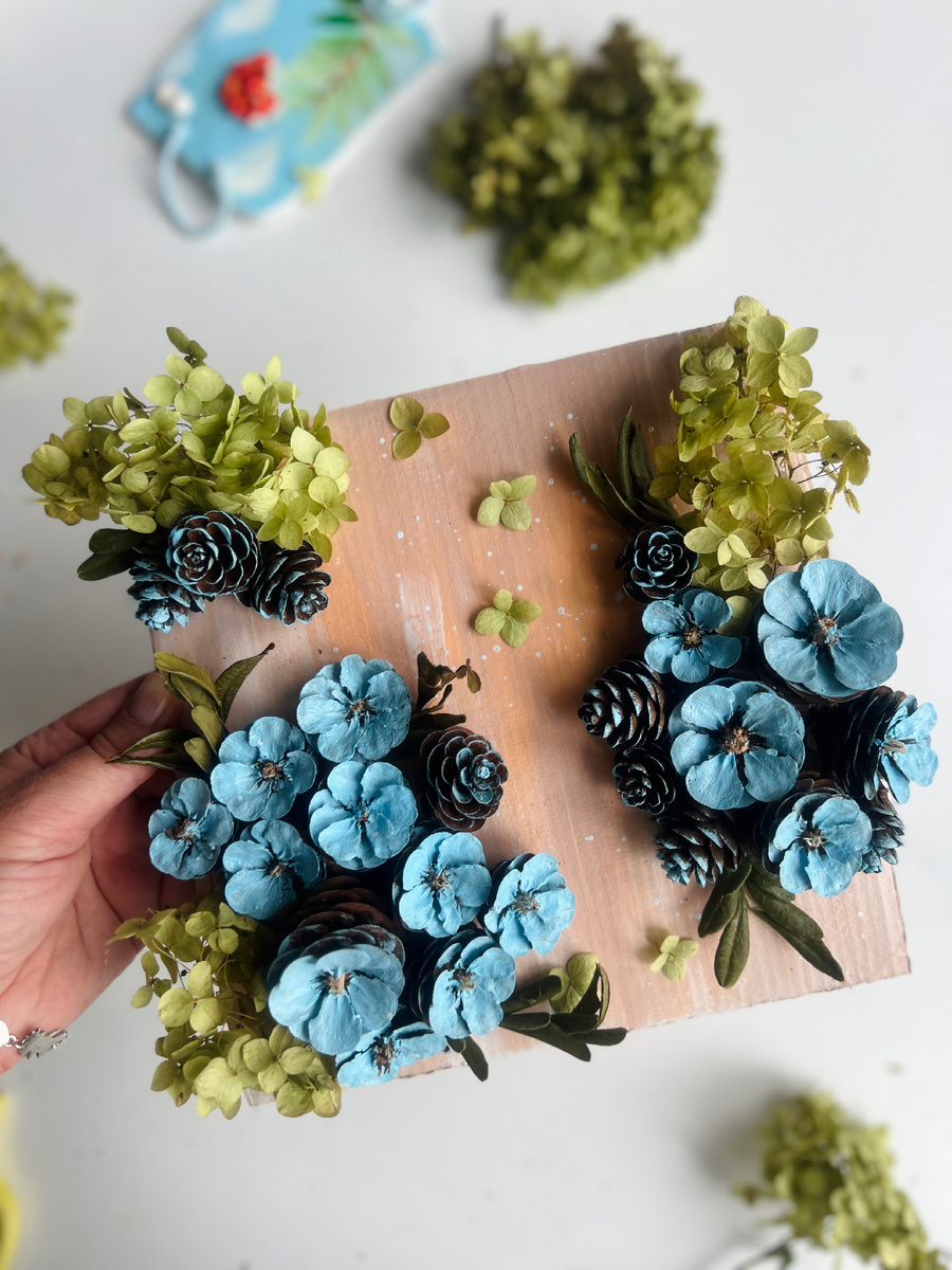 Панно из шишек, гортензии и сухих веток. 