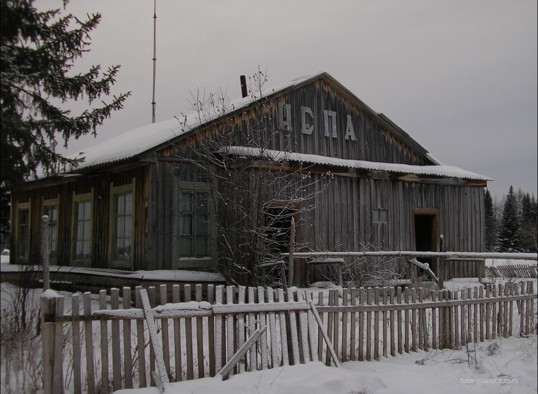 Аэропорт посёлка Непа. ( Гордо звучит- аэропорт. Весной дом этот топит Нижняя Тунгуска так, что только антенны над водой торчат).
