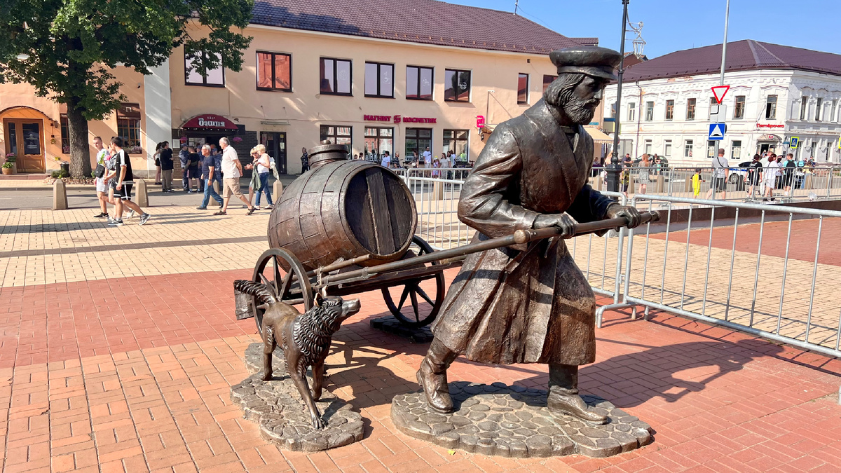 Памятник водовозу