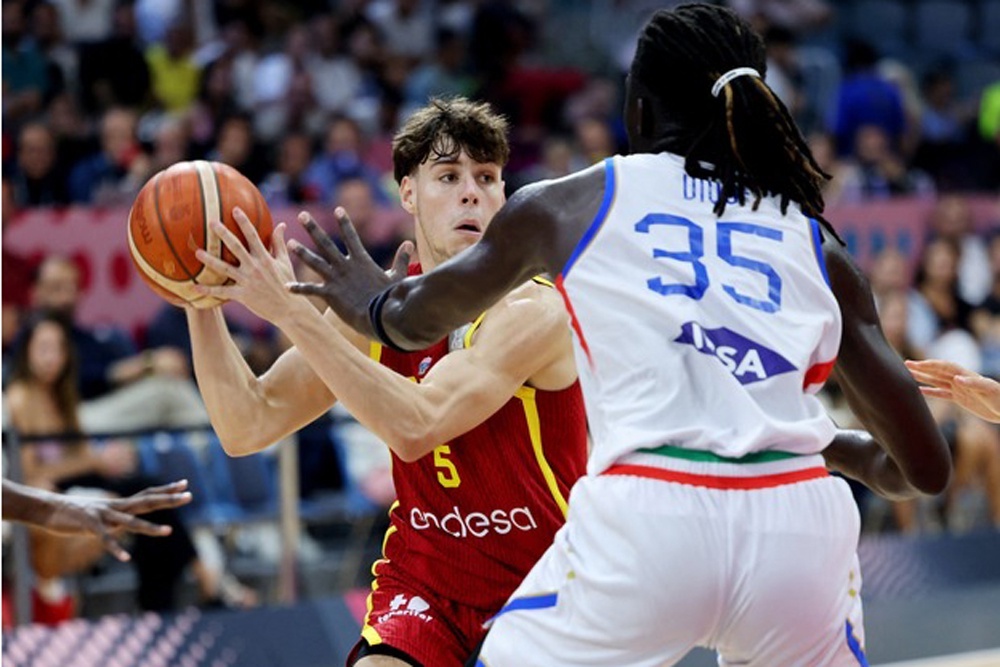    Уступив сборной Италии, испанцы (в темном) рискуют не попасть в плей-офф Евробаскета. / Reuters