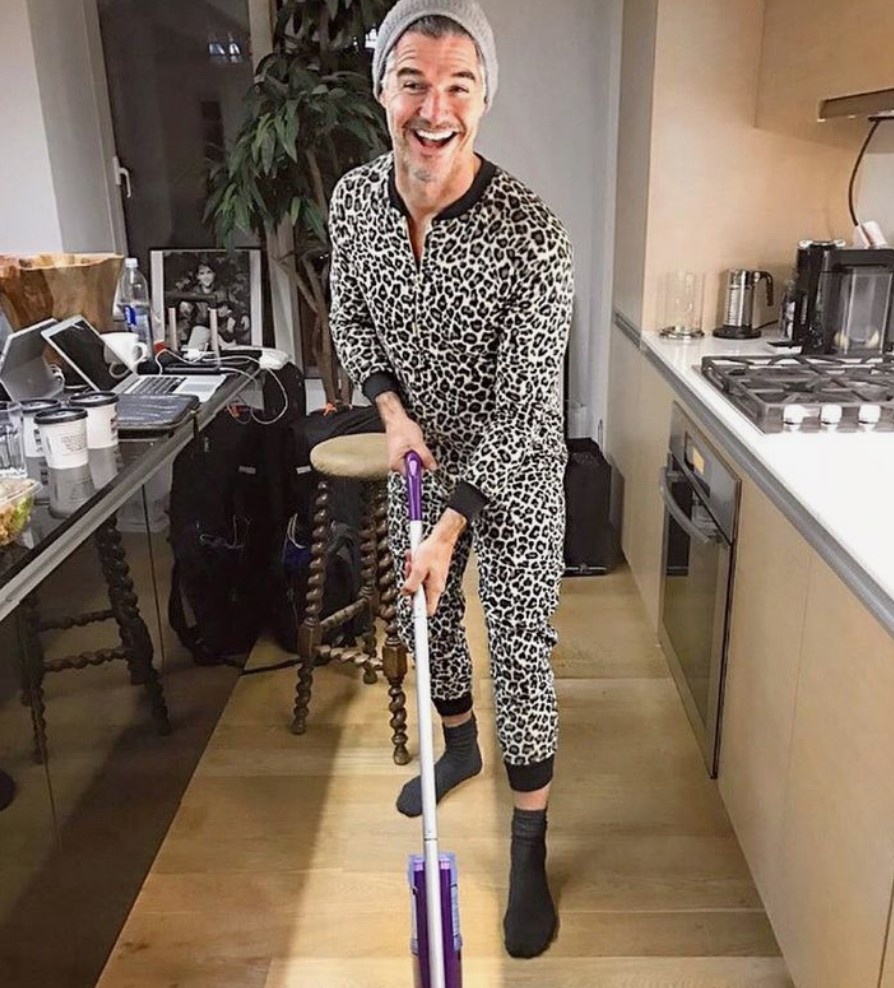 Создано с помощью ИИ. МУЖ ДЕЛАЕТ УБОРКУ.