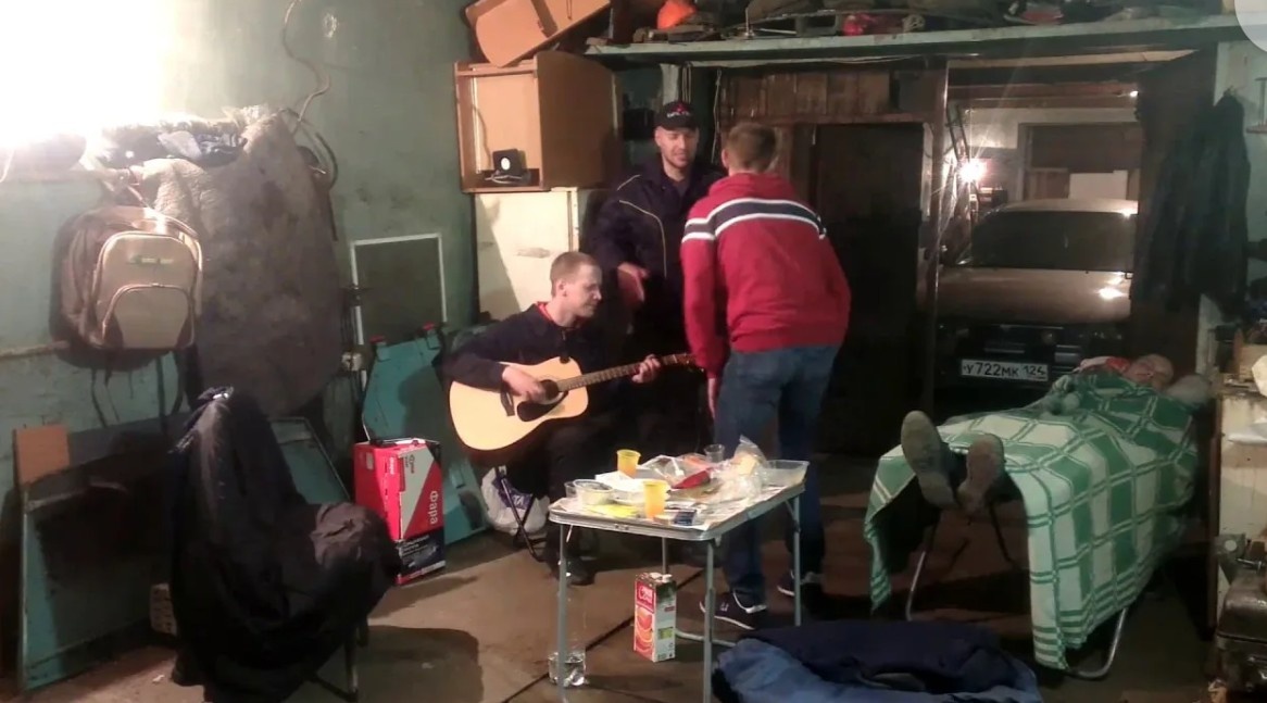 Взято из свободного доступа в интернете. САША ЗАВИСАЕТ С ДРУЗЬЯМИ В ГАРАЖЕ.