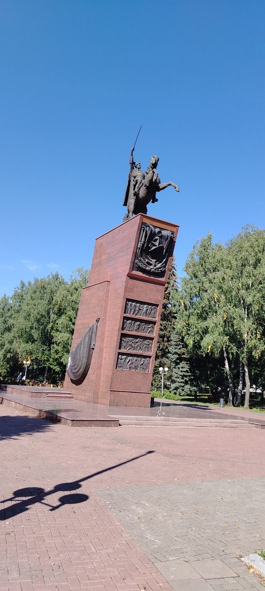 Памятник возле музея 