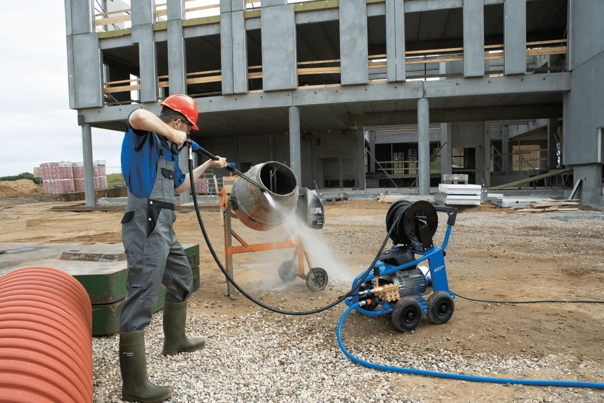Гидродинамическая очистка: быстрый и безопасный способ вернуть чистоту фасаду и оборудованию