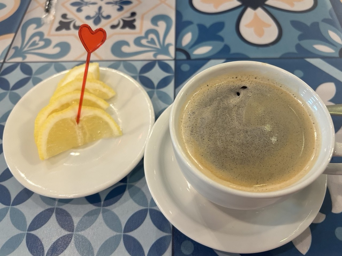 Долго ждете подругу в кофейне?...