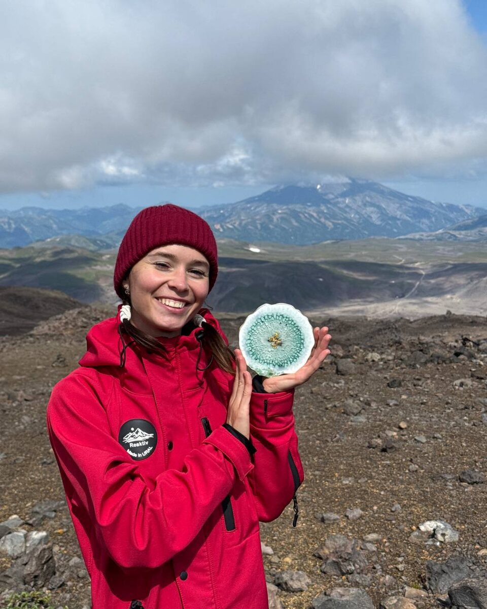 Привет, я Александра. И это мы с моим подстаканником из смолы поехали на Камчатку. Кстати, заработала я на путешествие благодаря своему хобби 