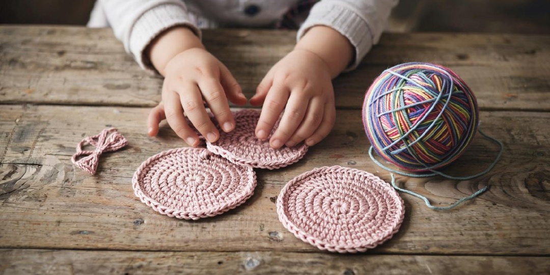 ВОЛШЕБСТВО ОСЕННЕЙ ПРЯЖИ: КАК УВЛЕЧЬ РЕБЕНКА ВЯЗАНИЕМ