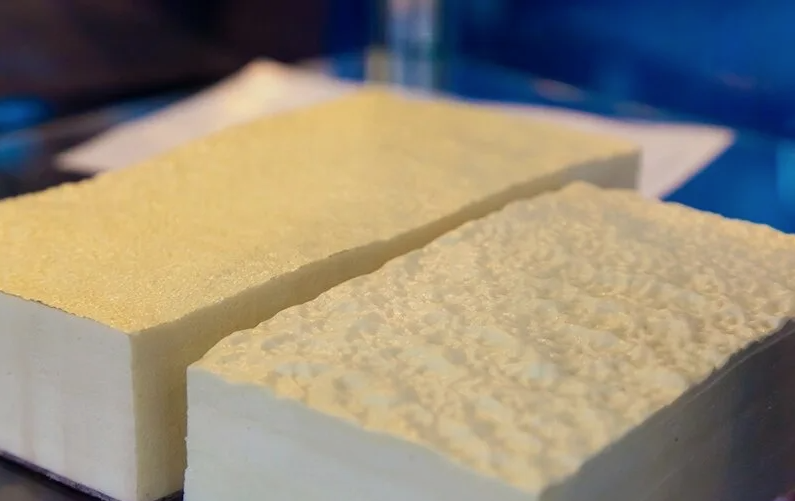 Это напыляемый пенополиуретановый (ППУ) утеплитель 