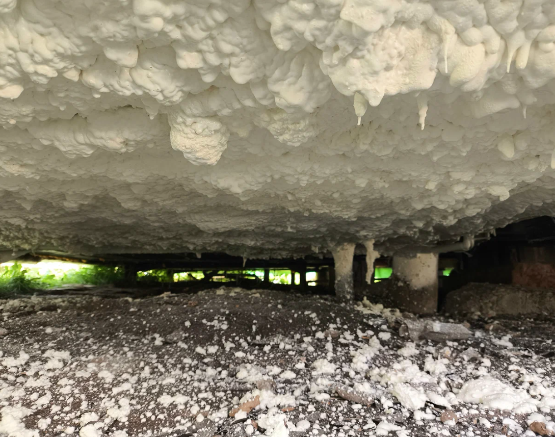 Утепление пола снизу пеной , именно пеной а вы бы заплатили за такое утепление? Это фото работ подрядчиков , которые в директе и с отзывами : 5 +