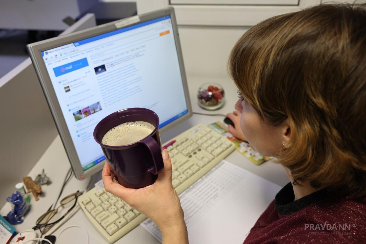    Если руководство требует продолжать работу, фактически лишая работника права на перерыв, то такое время должно оплачиваться как сверхурочная работа