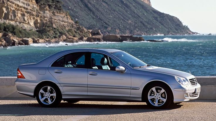 1. Mercedes-Benz C-класс W203 или W204 (2000–2014)
Цена: 350–500 тыс. руб.
Двигатели: 1.8, 2.0, 2.4, 2.7 CDI
Плюсы: комфорт, статус, плавность хода
Минусы: возраст, сложность ремонта, коррозия у W203
Совет: W204 — лучше, но чуть дороже; для W203 важно проверить кузов на гниль.
На что обращать внимание при покупке?
История автомобиля: сервисная книжка, база ДТП, юридическая чистота.
Техническое состояние: мотор, коробка, подвеска, кузов.
Пробег: реальные цифры для немецких авто 15+ лет — от 200–300 тыс. км.
Оригинальность запчастей: дешевые аналоги — плохой признак.
Тест-драйв: обязательно перед покупкой.