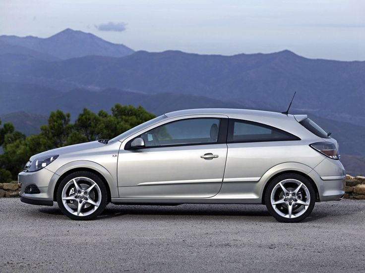2. Opel Astra H (2004–2010)
Цена: 300–450 тыс. руб.
Двигатели: 1.4, 1.6, 1.8 бензин
Плюсы: недорогое обслуживание, удобство, просторный салон
Минусы: простоват по отделке, но в целом надежный
Совет: хороший вариант для тех, кто ищет бюджетный и понятный немецкий авто.