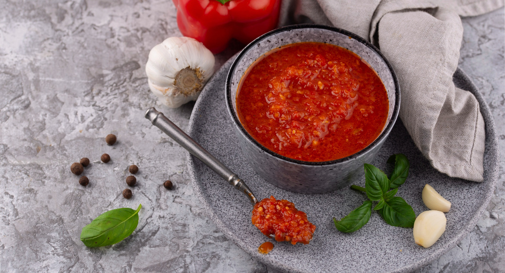 Аджика по-домашнему: подробный гид от выбора перца до секретов хранения