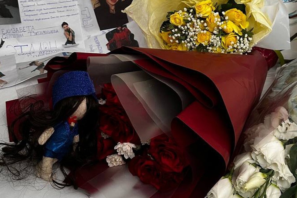    Фигуристке подарили мини-копию в синем костюмчике. Фото: t.me/Tuktik_liza