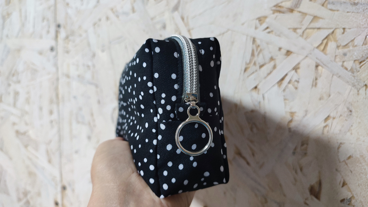 Внутри я положила ткань, чтобы придать форму (для фотосессии) . Эта дорожная косметичка уже улетела с подругой в Перу. Вторая косметичка, которая получилась более жёсткой, но "кривой", останется в моём домашнем хозяйстве