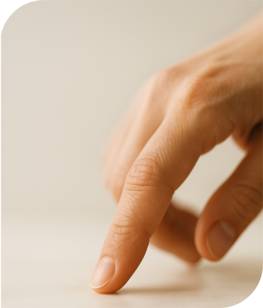 Медленные болевые сигналы идут так медленно, что их можно «обогнать» информацией о прикосновении. Поэтому поглаживание часто успевает первым — и помогает приглушить боль.