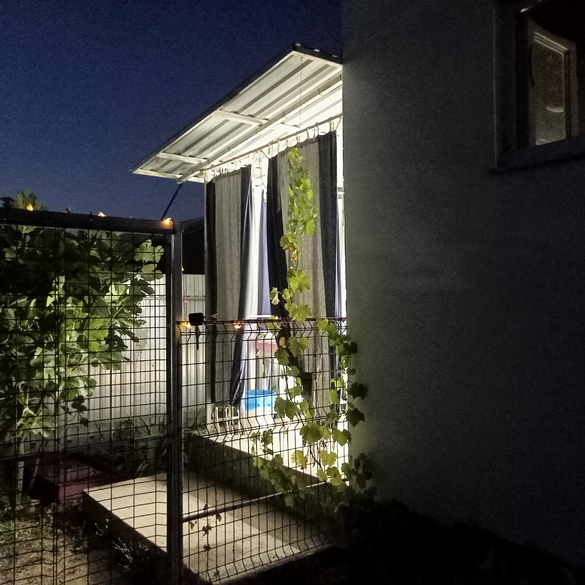 Гостевой домик ночью