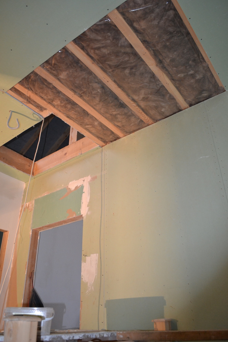 Хорошо видно, где старый люк и где новый проем