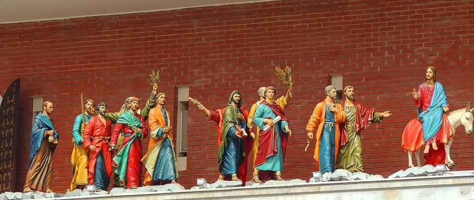 Иисус Христос и его ученики движутся по дороге к воротам Иерусалима