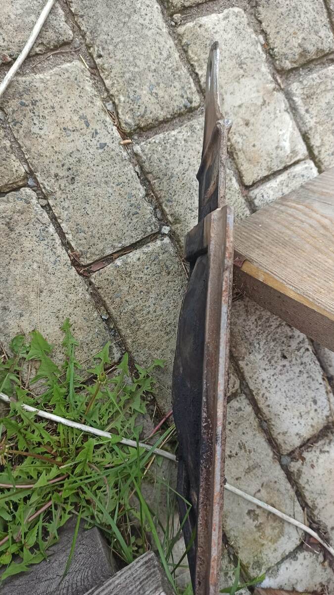 Задвижка печная-дюраль, три года без зонта-защиты от атмосферных осадков. Выгнуло.