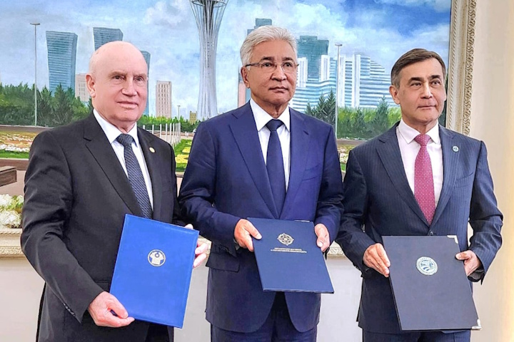    Сергей Лебедев (слева), Имангали Тасмагамбетов (посередине) и Нурлан Ермекбаев (справа) на встрече в Пекине.   
источник фото: пресс-служба ОДКБ.