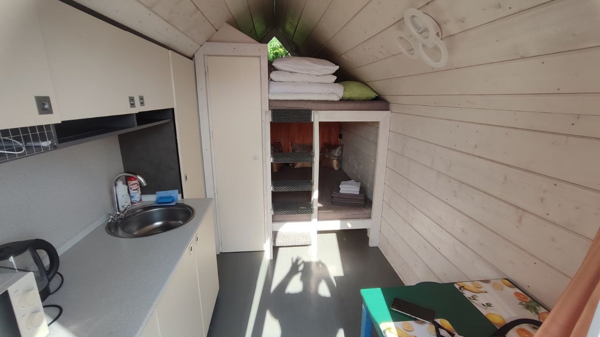 Общий вид внутри домика в кемпнге у Кремля