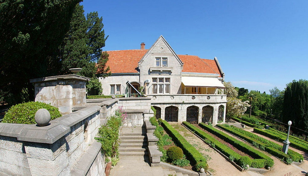 Дворец Харакс ( фото из интернета)