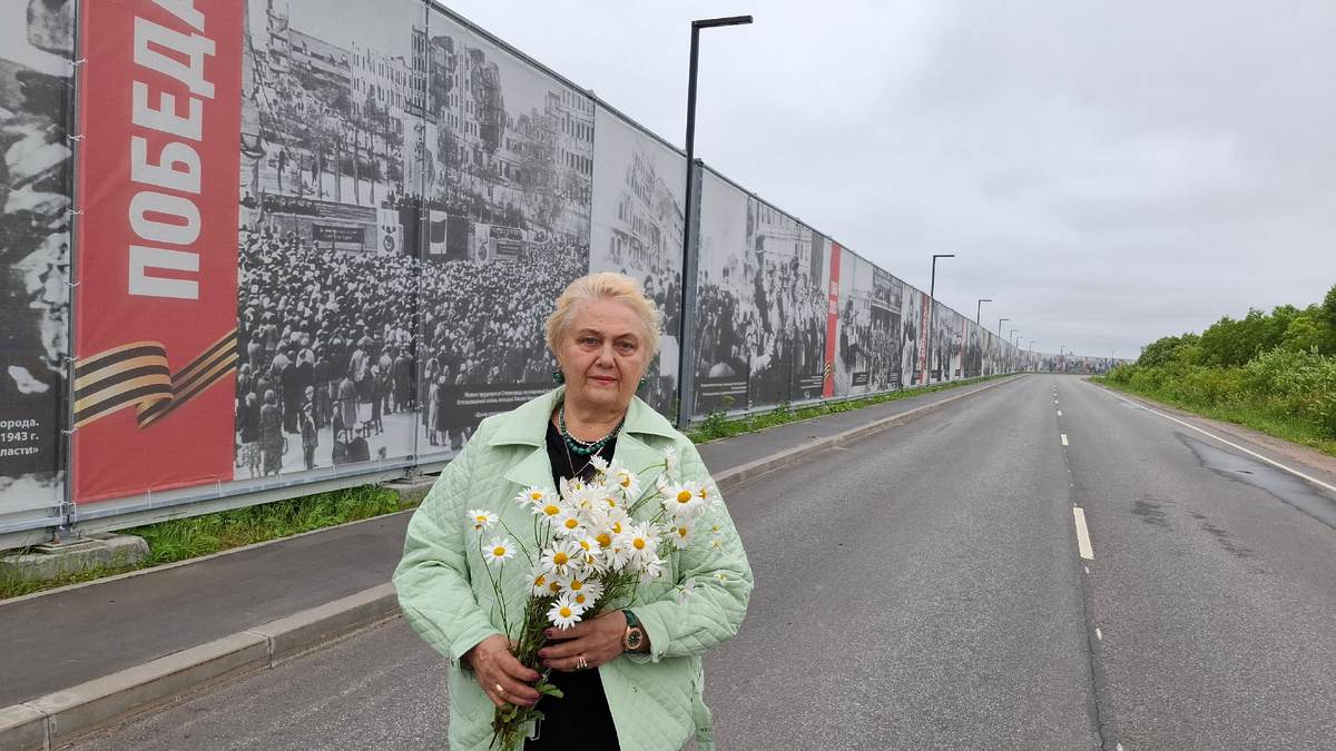 На фото мама, ее я отвезла сюда сразу же, в её очередной отпуск в Северную столицу.  
