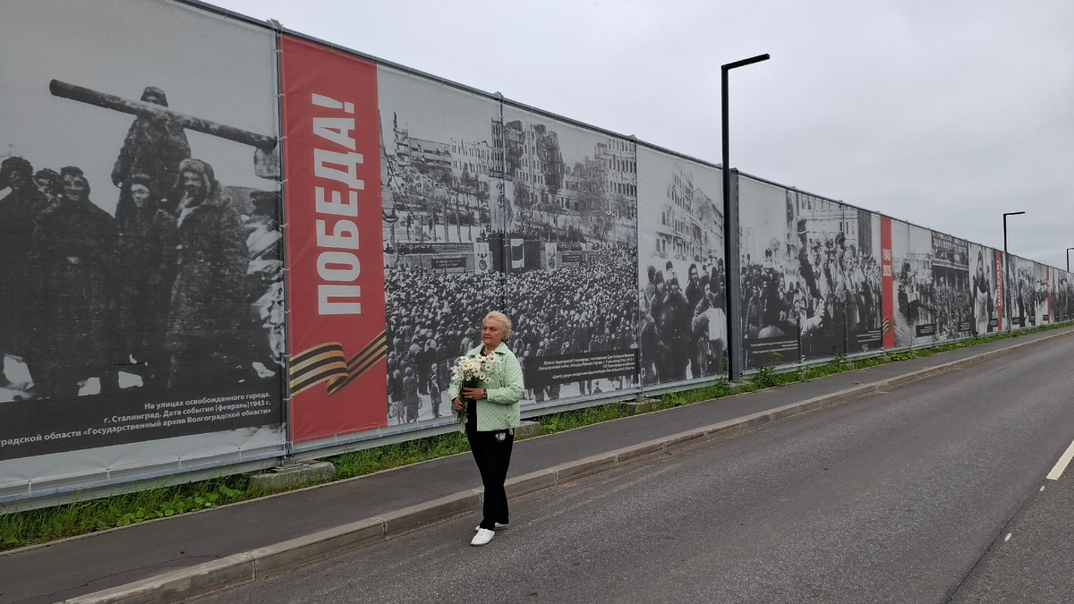 Дорога идёт полукругом, заранее монумент не видно и лишь проехав вдоль коридора воспоминаний,  ты выезжаешь на прямую и перед тобой разворачивается вид на величественный мемориал.