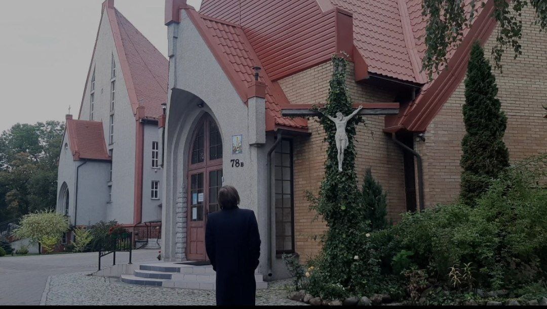 Данил Черняев рядом с психушкой, где он лежал