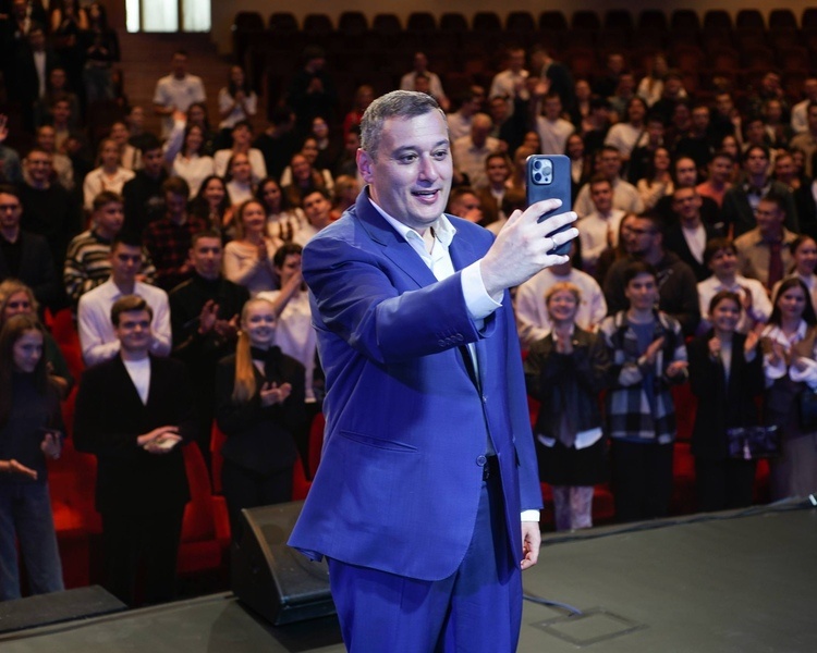     Александр Хинштейн встретился в Москве со студентами из Курской области