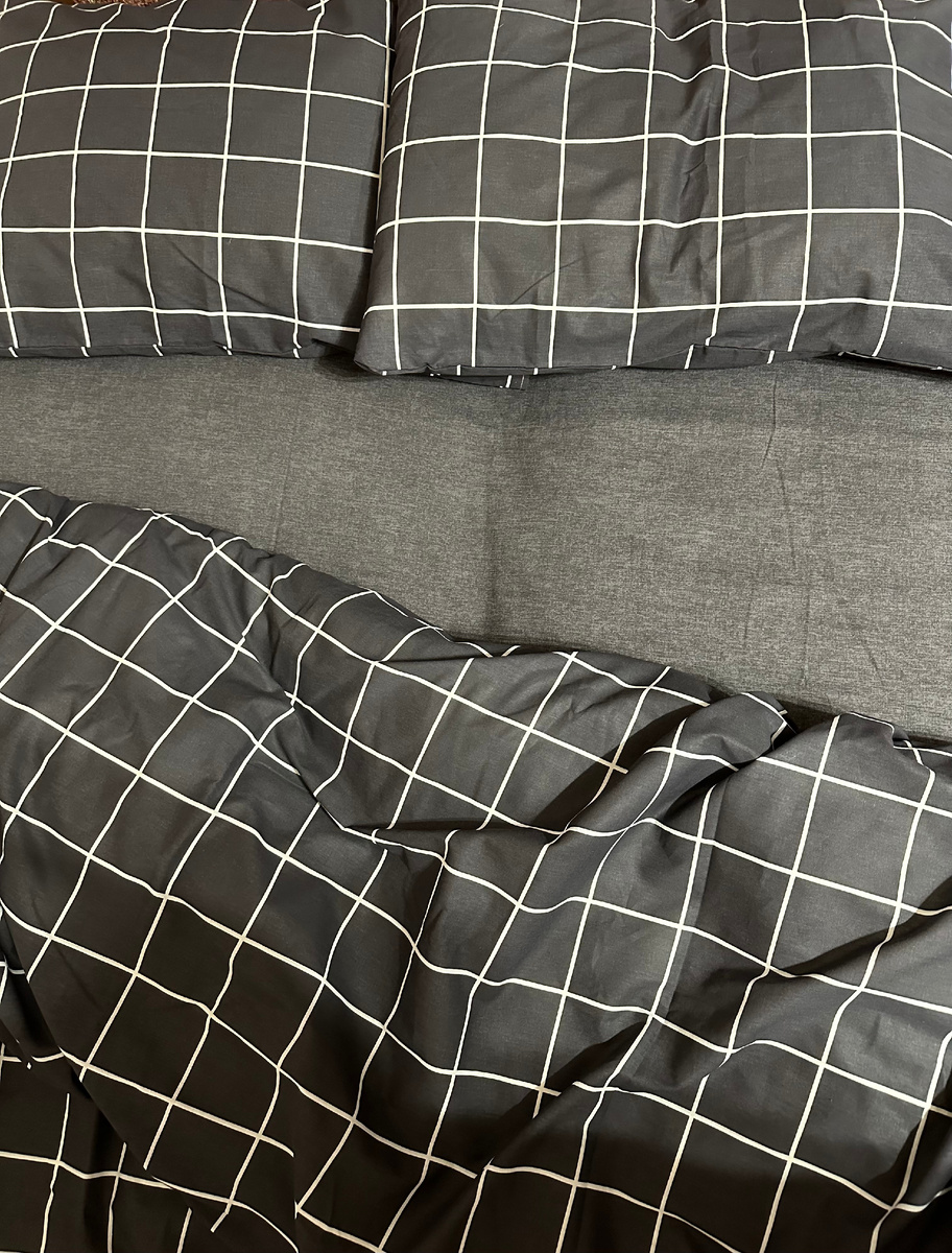  Очень люблю постельное белье, считаю что в спальне должно быть всегда уютно и красиво, особенно в кровати, так как по статистике в среднем человек проводит в постели около 1/3 своей жизни. Я покупала белье разных торговых марок. Из того, что очень нравится – это марка Традиция и GALTEX. Но у них белье за 3,5-5к по цене. Я думаю, что такие суммы из-за того, что белье не только качественное в плане ткани и пошива, но и из-за удобств: простынка на резинке, пододеяльник и наволочки на змейке, все цивильно. А тут наткнулась на российскую марку «Ночь Нежна». Шьют в Иваново. Про ивановский текстиль слышала, даже сама покупала, с качеством знакома, поэтому решила попробовать белье. Цена за 2-спальный комплект была 1800 рублей, очень даже бюджетная стоимость. Делюсь, что понравилось. 
  
 Принт
  
 Заказала белье с принтом «Рэкс». Вообще у «Ночь Нежна» оказался хороший ассортимент. Принты на выбор разные, есть детские расцветки, взрослые, для тех кто любит поярче и понежнее. Я люблю стильные расцветки. Тут привлек цвет – темно-серый. Вообще серый сейчас в тренде, а тут простыня однотон серая, а пододеяльник и наволочки темно-серые, почти черные, в клетку. Белье из поплина, материал натуральный, прочный и приятный наощупь. Белье при распаковке понравилось. Было аккуратно сложено, без заломов. Расцветка довольно яркая, не выглядела выцветшей. 
  
 Качество ткани
  
 Ткань не подвела, действительно мягкая, гладкая, но прочная и не прозрачная, как некоторые бязевые ткани. Сама ткань наощупь ничем не уступает поплину из премиальных поплиновых комплектов моей коллекции. Белье не жаркое, после сна не морщится, постелька всегда свежая. 
  
 Удобство использования
  
 Конечно, если привык к простыне на резинке и к змейкам на пододеяльниках и наволочках, то тут пришлось чутка повозиться, потому что у комплекта обычные наволочки с клапанами и обычный пододеяльник с прорезью. Но в целом я бельем очень довольна. 
  
 